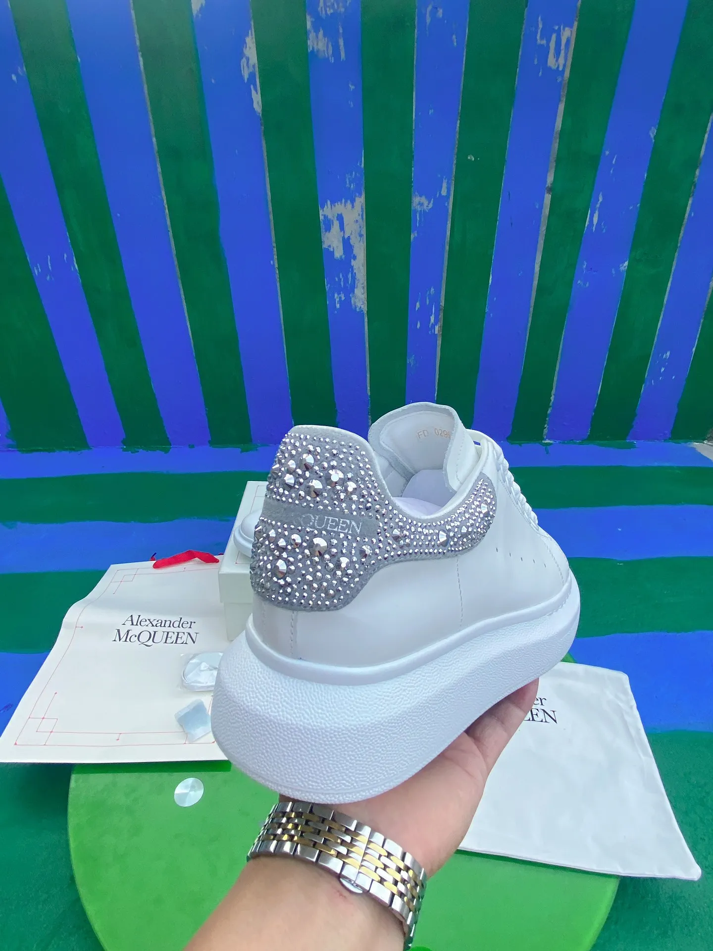 👟👟Ex-factory price 600👟👟 Men's size +10 New model drill tail Women's size 35-40. Male 39-45. The factory has been making goods for a long time. McQueen💥High-quality top version💥📢📢Alexander mcqueen/Classic star popular all-match white shoes have been upgraded, a new generation of last type🌹 last type has been polished hard for a year, and the overall last shape and head shape are 100% consistent with the original (you can go to the counter to compare with the original version for verification) The first 30-year-old senior master made it based on the original version and based on the Asian foot shape 1⃣️:1⃣️. During the foot comfort adjustment period, more than a dozen ladies with different foot types tried it on and repeatedly polished it until it was comfortable for all foot types before finally finalizing the last mold. Basically all colors are made, and the commonly sold colors are in stock, and others are constantly updated... Fabric: Customized original silk top-layer cowhide fabric/roller coating process Inner lining: cowhide lining made of imported leather embryos, mixed sheepskin lining. Feet: imported highly elastic PU foam rebound + cowhide, which is molded in the same way as the original version. It is injection molded without brushing glue. Outsole: exclusive molding of the original version, resistant to yellowing technology (please note that the length and latitude of the outsole of the new version and the new label are different from the old version. Everyone needs to distinguish them, including the head shape)